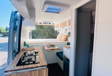 Camperización de furgoneta con cocina y diseñada para viajar