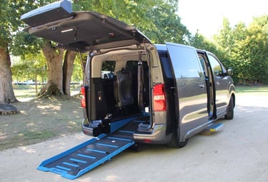 Rampe sur un van pour personnes à mobilité réduite