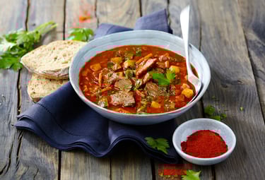 soupe avec sauce tomate et viande accompagné de légumes