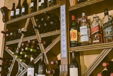 Zona de vinoteca y bebidas del Bar Las Tinajas Huelva, mostrando parte de la historia del Bar Las Tinajas Huelva.
