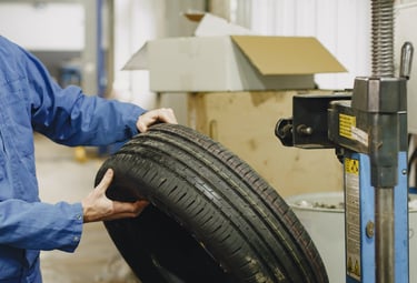 Un professionnel en tenue de travail change un pneu