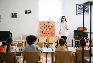 Chess coach teaching group class to children at Shetty Chess Classes – group chess lessons for kids 
