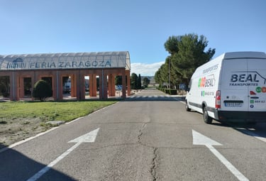 Furgoneta de BEAL Servicios logísticos frente a la feria de Zaragoza