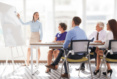 Consultora treinando colaboradores