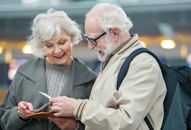 Casal de idosos analisando documentos sobre aposentadoria e acordos previdenciários.