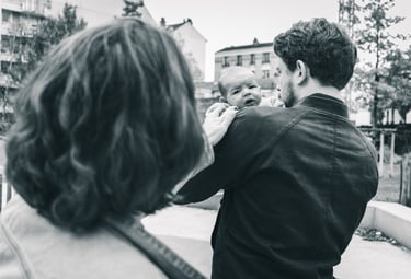 photographe de naissance à Pantin, style noir et blanc