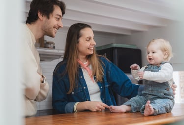 Famille séance lifestyle domicile Paris moment complice intérieur doux