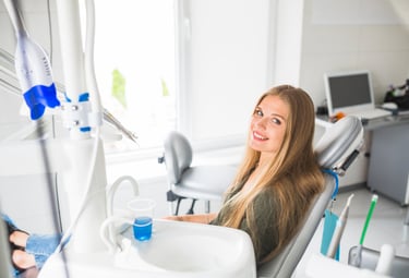 Mujer joven en el gabinete dental