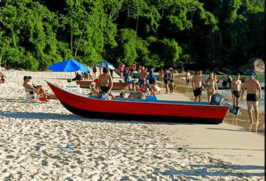 barco vermelho na ilha do Prumirim