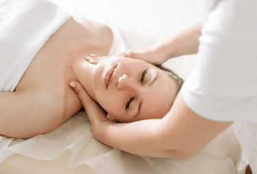 Soin du corps relaxant en institut Insia Beauté – manœuvres enveloppantes et peau plus douce