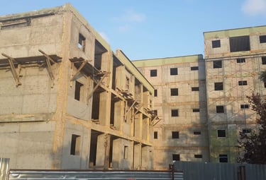 Bir yapının güçlendirme ve onarım aşamalarını gösteren fotoğraf.