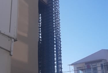 Bir yapının güçlendirme ve onarım aşamalarını gösteren fotoğraf.