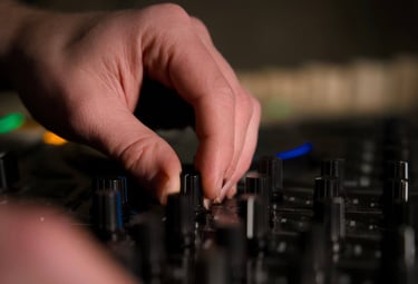 gros plan sur la main du DJ qui actionne un bouton sur sa platine