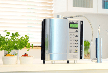 Equipamento Enagic Leveluk Platinum em uma bancada moderna