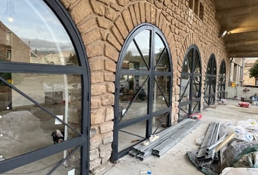 Pose de vitrage de sécurité cintré sur menuiseries aluminium anthracite – Chantier professionnel, Hérault