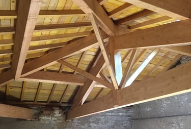 charpente traditionnelle, ferme latine avec croupe, toit voligé dans le 31