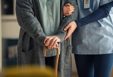 Adulto con ayuda especializada para su diario