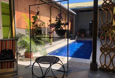 Piscina con zona de descanso en Casa Bela.