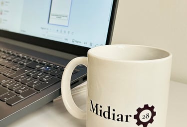 uma-caneca-escrito-midiar-28-e-a-tela-de-um-computador