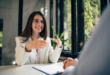 profesional pedagogía asesorando a una familia