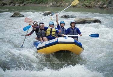 Ekspresi seru peserta saat perahu melewati jeram kecil Sungai Elo Magelang