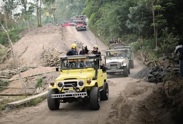Jeep melaju di jalur ekstrem wisata lava tour Merapi Jogja