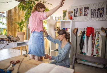 une femme mesure une autre femme lors d'une séance de conseil en image