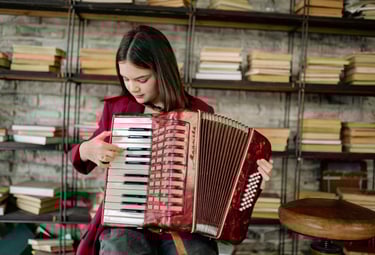 Alumnio aprendiendo a toca el acordeon