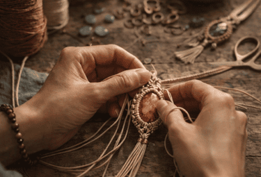 Joyería colgante de macramé hecha a mano, elaborada con hilo y una piedra preciosa natural