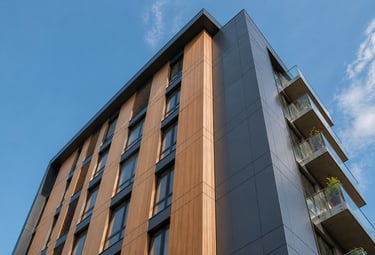 Immeuble moderne avec bardage mixte – bois et métal