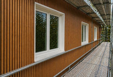 Bardage bois moderne avec échafaudage – rénovation façade SAN BAT