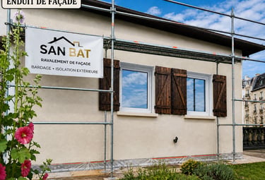 Enduit de façade maison avec échafaudage – rénovation extérieure SAN BAT