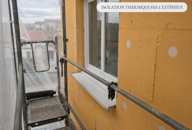 Isolation extérieure avec échafaudage et finition autour des fenêtres