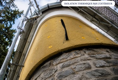 Isolation thermique extérieure sur façade arrondie avec échafaudage