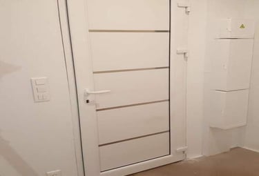 Pose de porte d'entrée en aluminium