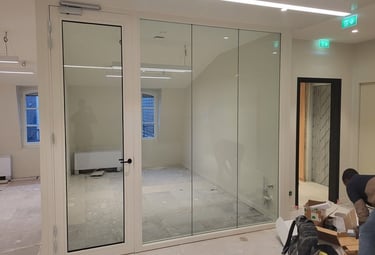 Pose de porte intérieure en bois avec vitrage