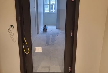 : Pose de porte d'entrée en bois avec vitrage