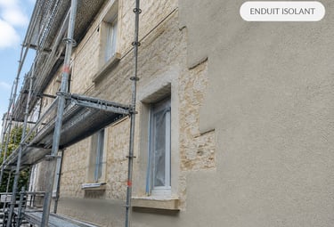 Application d’un enduit isolant sur façade en rénovation