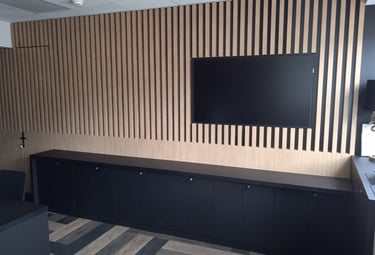 Mur TV en tasseaux de bois avec meuble sur mesure