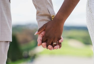 Couple métisse qui se donne la main : Holy-Planner
