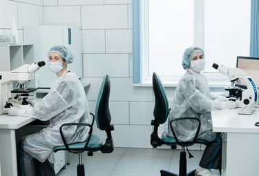 dos personas en un laboratorio