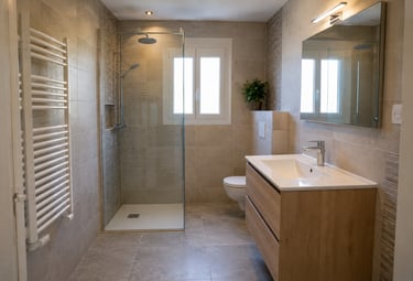 Travaux de rénovation de salle de bain incluant la pose de douche, carrelage, plomberie et équipemen
