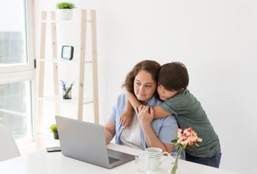 Un adolescente recibe apoyo emocional y orientación de un terapeuta profesional.
