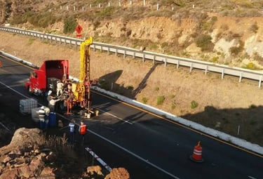 Equipo de ingenieria realizando estudios de mecanica de suelos para construcción de carretera