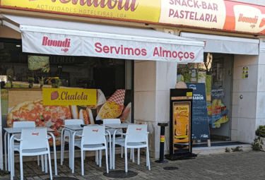 um restaurante com uma grande placa que diz chalota, localizado na bobadela