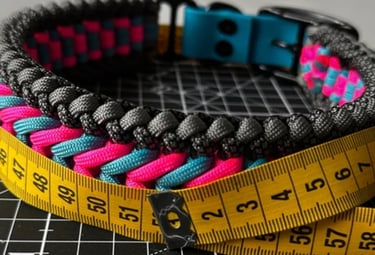 Collar de paracord medido con cinta métrica flexible