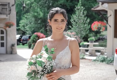 jeune mariée brune tenant un bouquet de fleurs