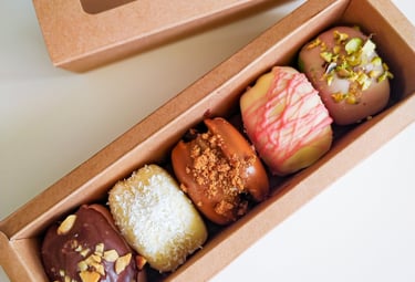 Coffre élégant rempli de macarons assortis, parfait pour les cadeaux ou événements spéciaux