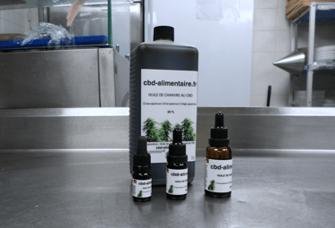 Huile de chanvre enrichie en CBD, bouteille d'un litre, fiole de 30ml, de 10ml et de 5 ml