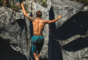 Personne en équilibre sur slackline, aspect bien-être physique de la kinésiologie